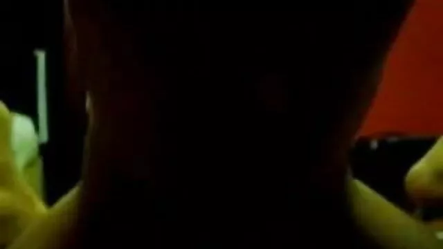গড়ে মহিলার জুতা ছাড়া একটি দীর্ঘ স্কার্ট বাংলাxxx video মধ্যে পদচারনা