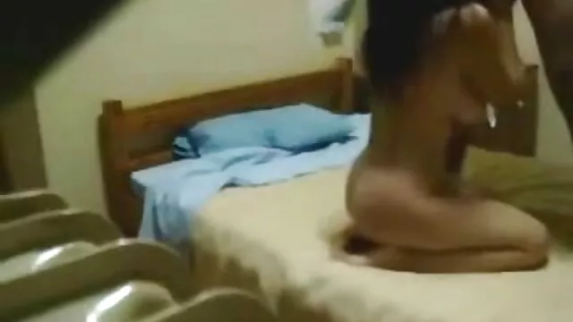 তার হাত ঝাকানো হচ্ছে সে চেষ্টা করে একটি মোটা বাংলা xxx video hd বালতি ভিতরে গর্ত